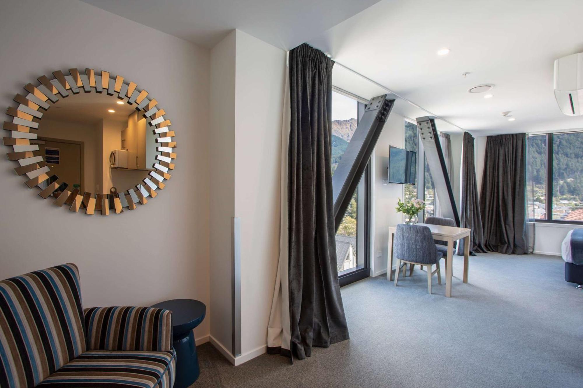 Ramada By Wyndham Queenstown Central Bagian luar foto