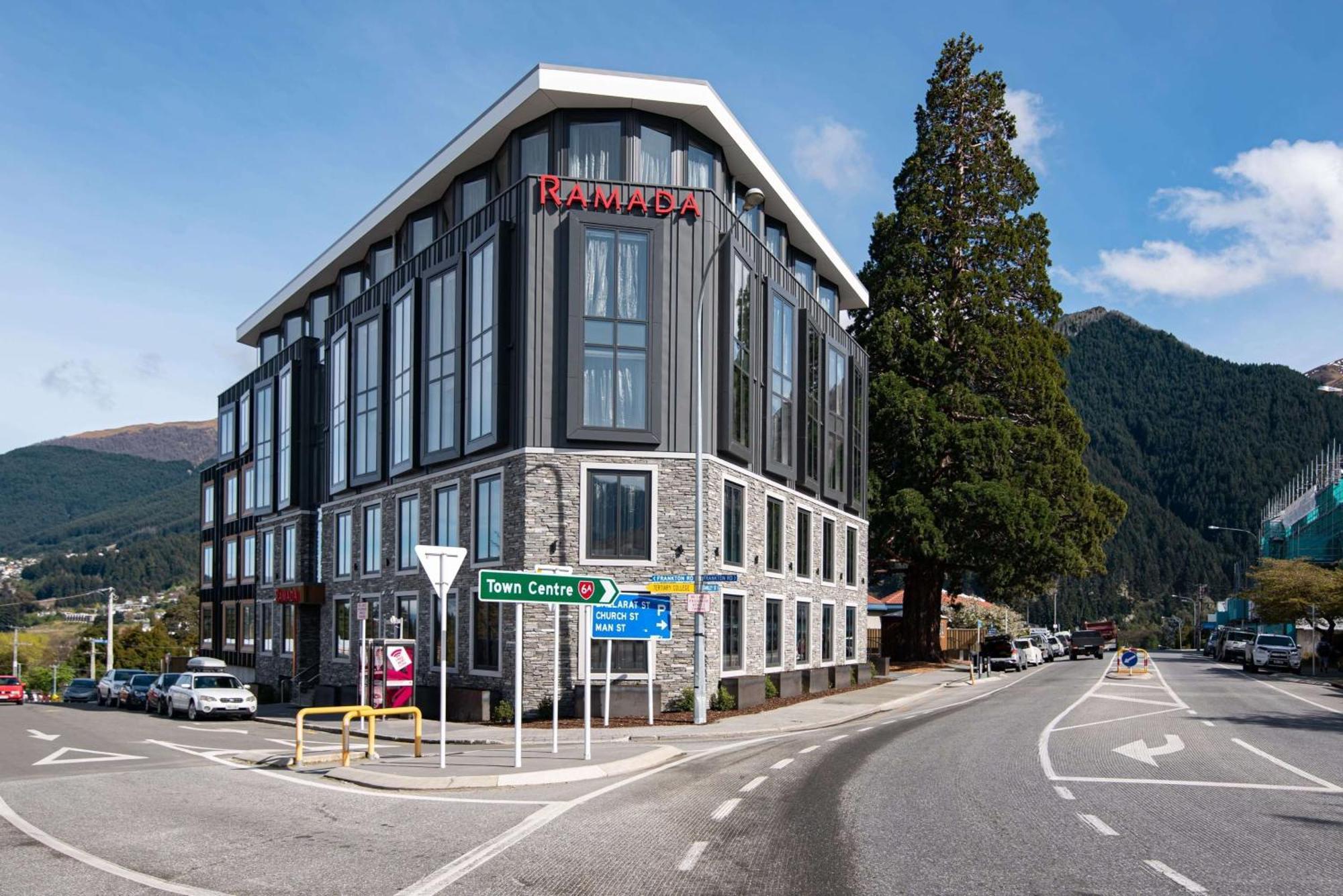 Ramada By Wyndham Queenstown Central Bagian luar foto