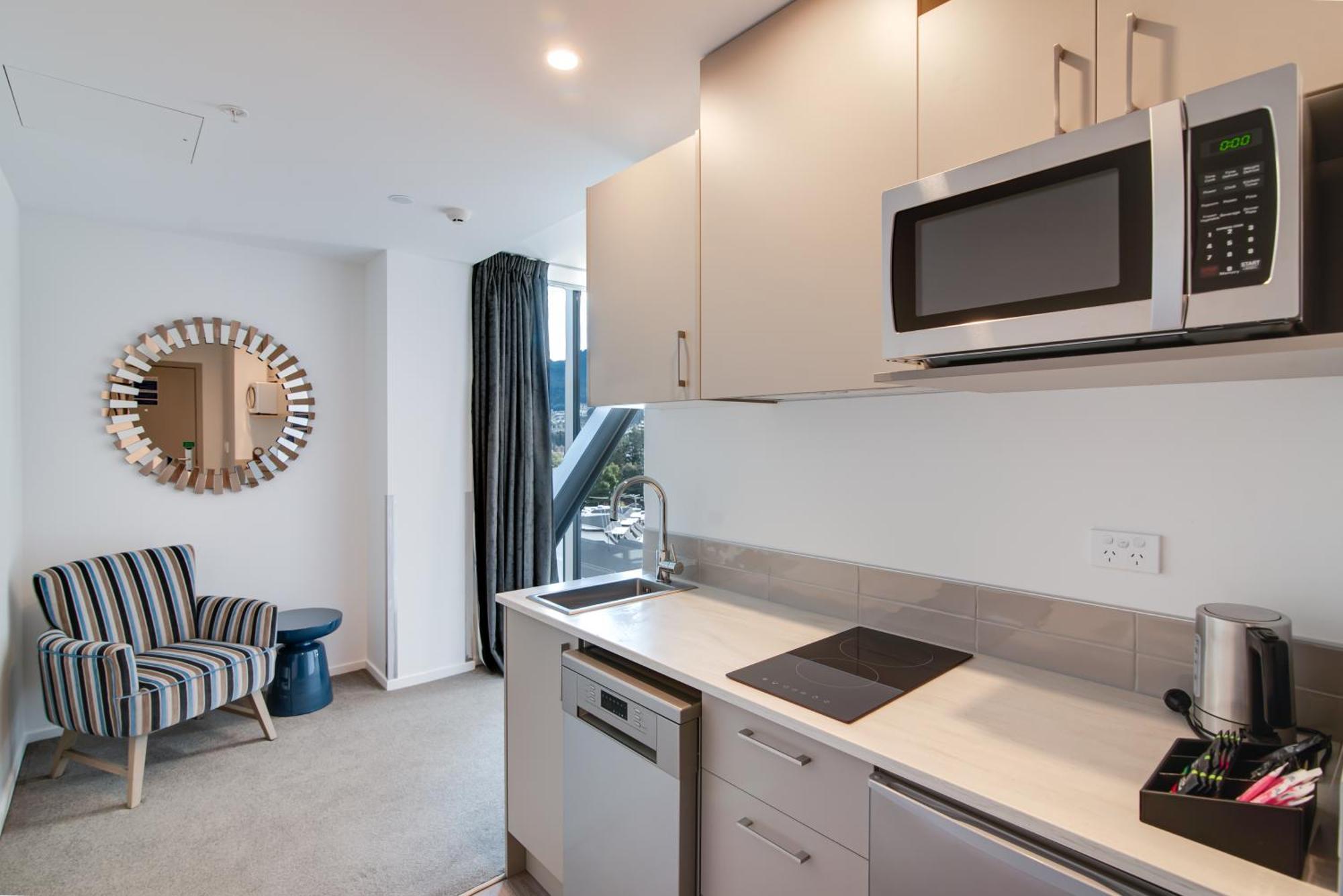 Ramada By Wyndham Queenstown Central Bagian luar foto